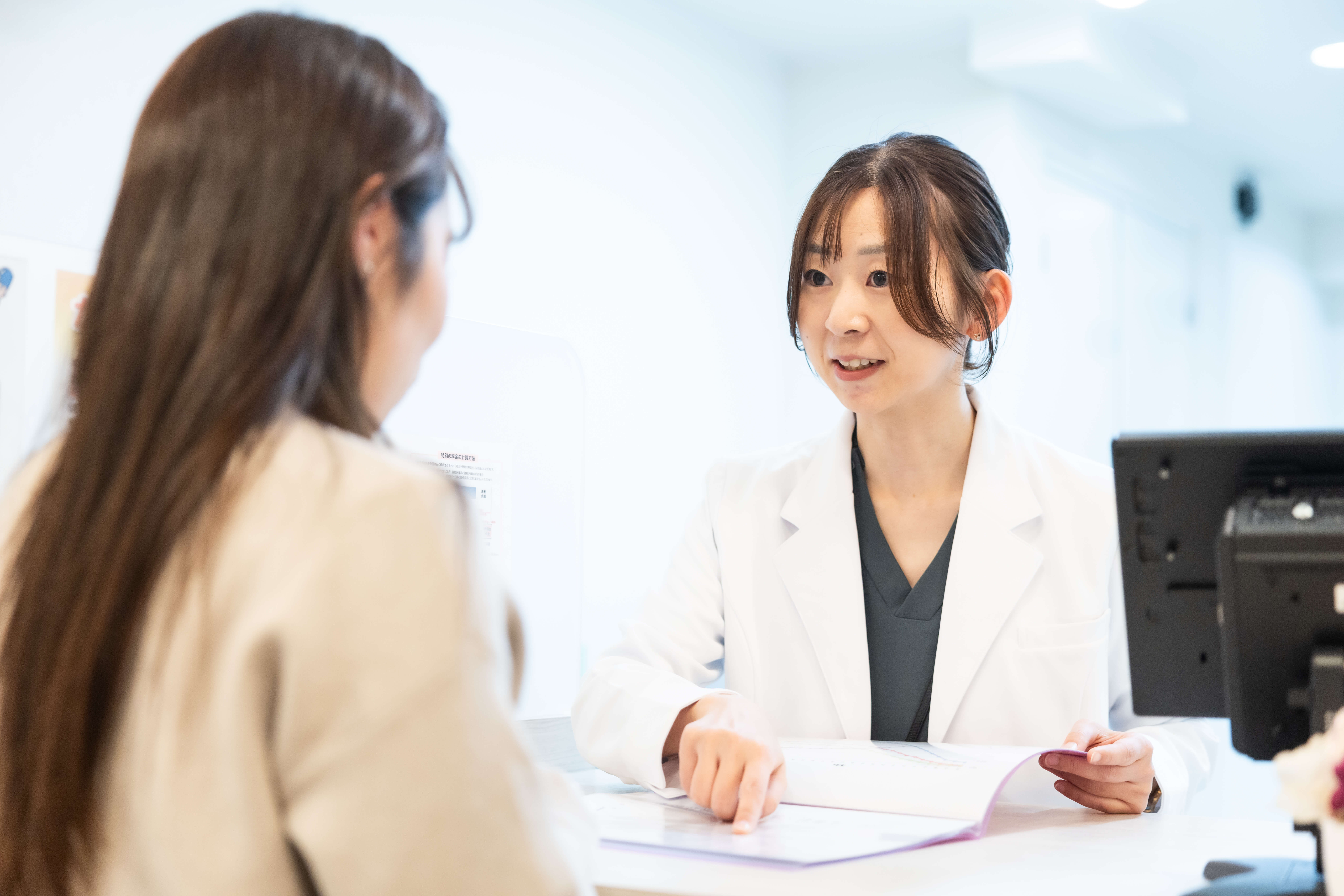 ひかり調剤薬局でカウンセリングを行う女性薬剤師